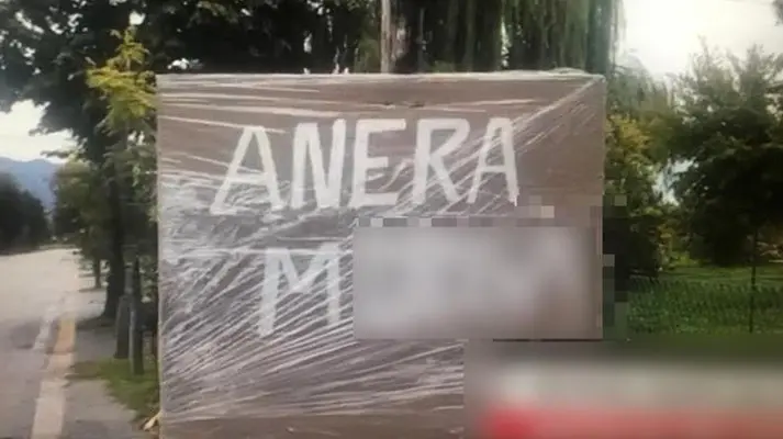 Il cartello incriminato