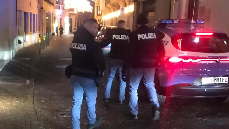 La polizia mentre ferma un ragazzo in via Manin la notte dell'aggressione