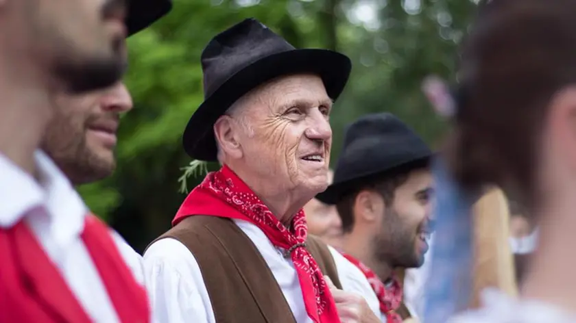 Luigino Visentin con gli abiti del Gruppo Folkloristico Trevigiano