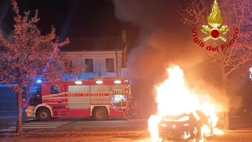 Alfa Romeo Giulietta in fiamme nella notte a Mareno di Piave