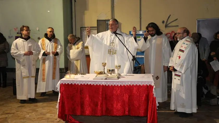 Il vescovo di Treviso Michele Tomasi celebra la messa della Vigilia nella stazione delle corriere