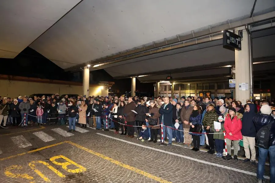 Oltre 500 persone alla messa della Vigilia celebrata dal vescovo alla stazione della corriere