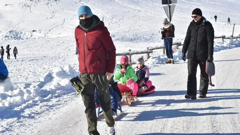 Turisti sulla piana del Cansiglio innevata