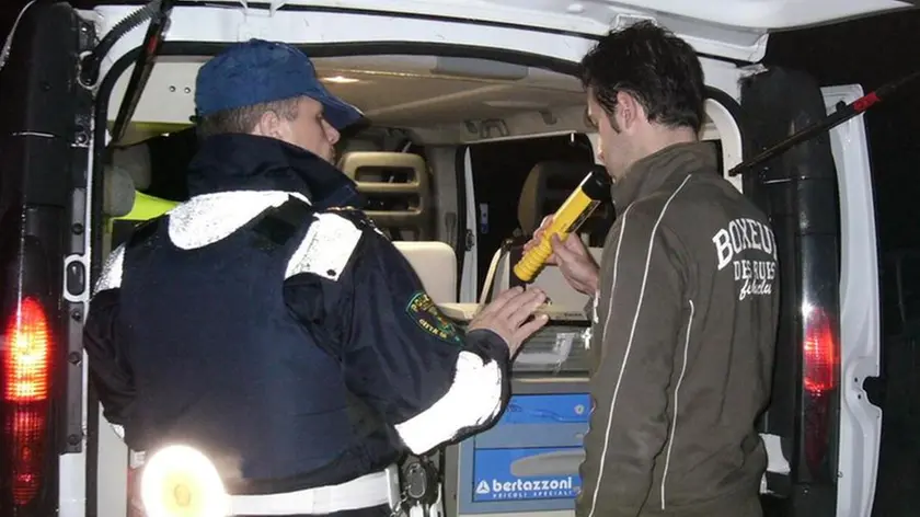 Automobilista viene sottoposto all'alcoltest