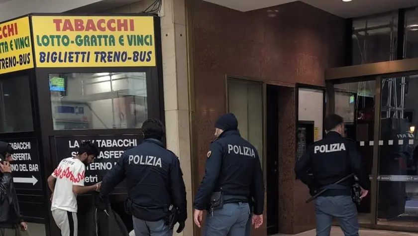 L’intervento della polizia all’interno della stazione dove ha trovato riparo il pachistano ferito nella rissa