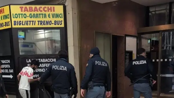 Agenti di polizia davanti alla stazione scenario, domenica sera 29 dicembre, di una violenta rissa che ha portato alla denuncia di quattro giovani pachistani