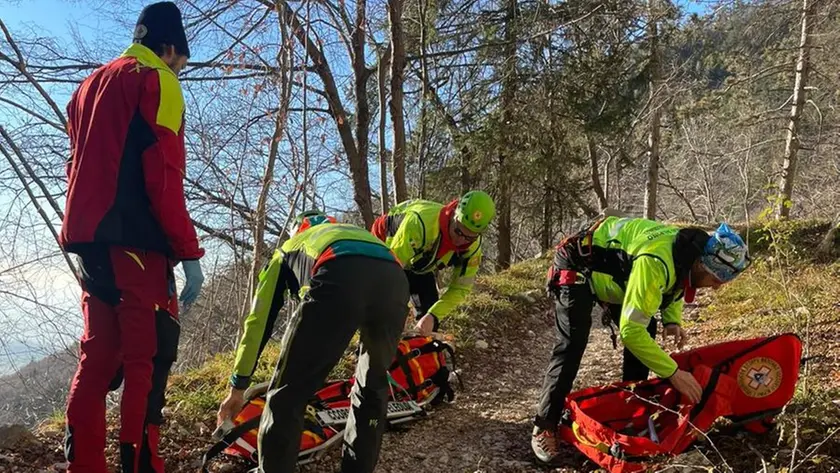 L'intervento sul sentiero 106 a Pieve del Grappa dove è stato ritrovato il corpo dell'86enne