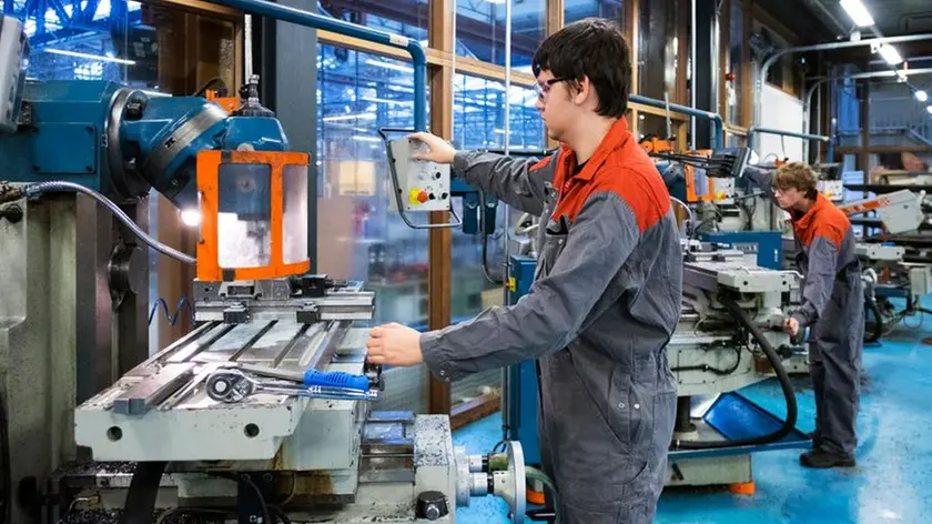 Alcuni operai al lavoro in un’industria manifatturiera