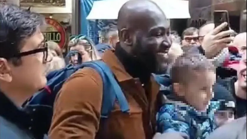 Isaac Dankwa a Napoli fermato dalla folla per farsi dei selfie (foto di L’umiltà di chiamarsi Minors)