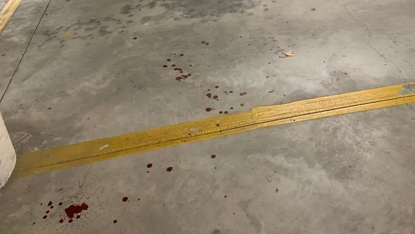 Le tracce di sangue nel parcheggio