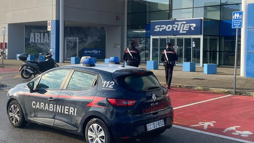 Una gazzella dei carabinieri davanti allo Sportler di Silea dove è avvenuto il furto
