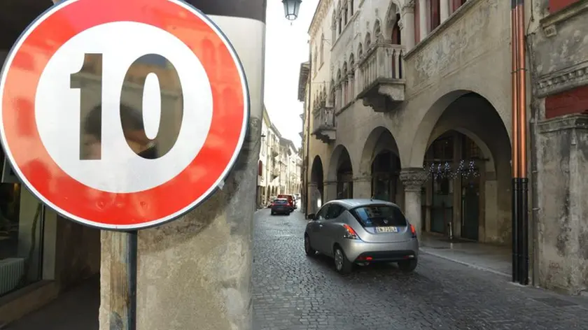 Limite dei 10 chilometri orari a Serravalle in via Martiri, tra piazza Flaminio e la Torre dell’Orologio