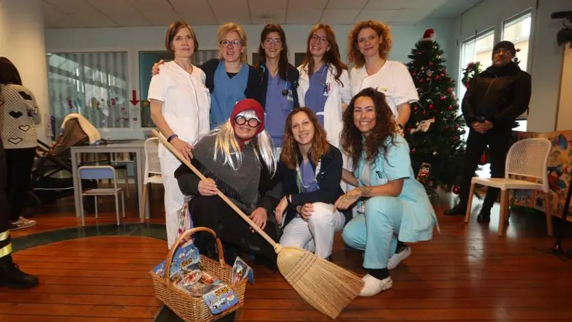 La befana dei vigili del fuoco al reparto Pediatria del Ca' Foncello