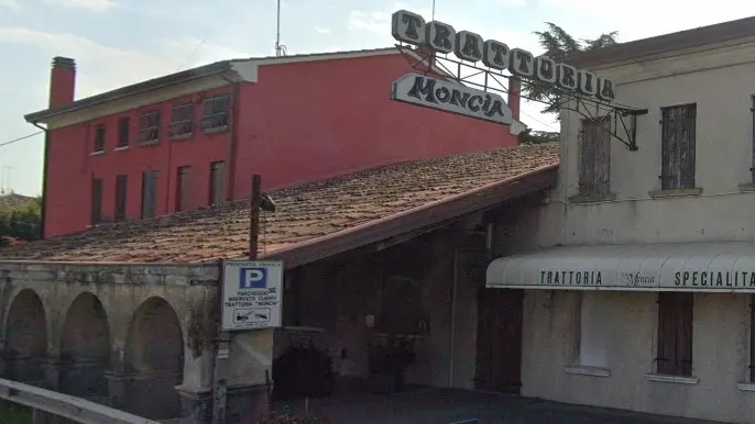 La storica insegna della trattoria Moncia sulla Noalese