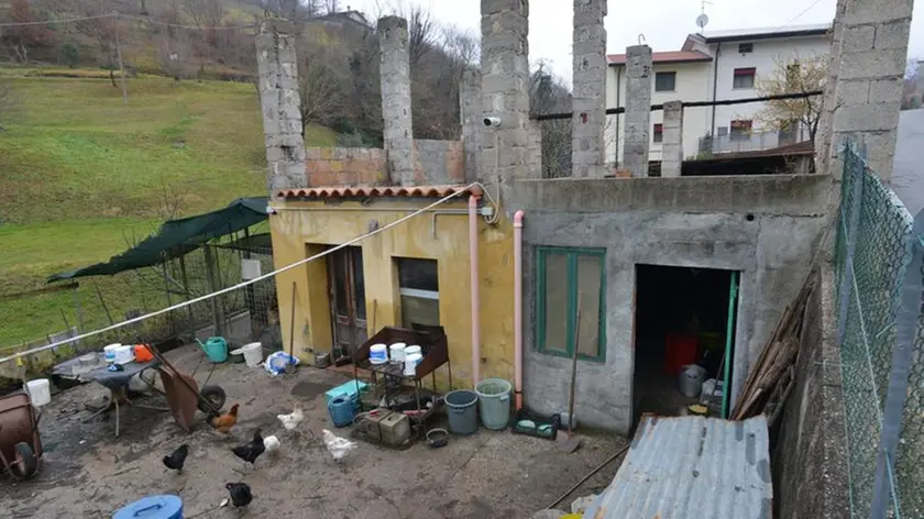 La baracca in via Castellich a Tarzo dove è stato rinvenuto il corpo