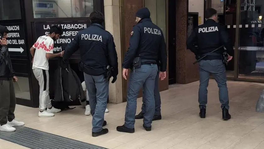 Controlli della polizia alla stazione