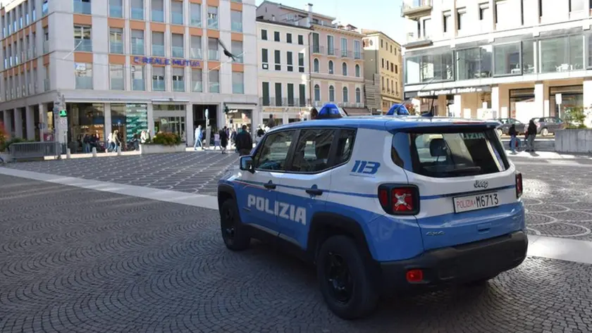 Una volante della polizia di Stato in piazza Borsa a Treviso