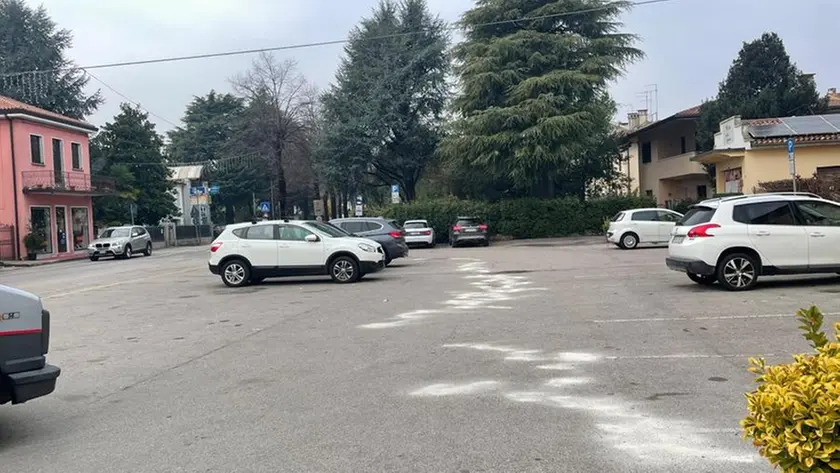 La scia di sangue attraverso il piazzale della stazione ferroviaria all'indomani della rissa scoppiata nella notte di Capodanno davanti al locale Casa Negra a Ponte della Priula