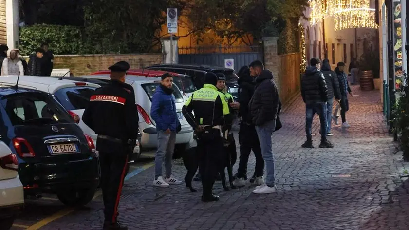 Carabinieri e agenti della polizia locale durante un controllo in via Collalto