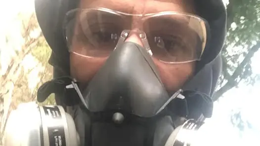 Donato Bragagnolo con la maschera per proteggersi dal fumo