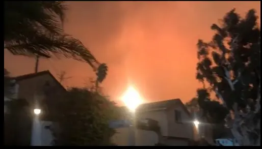 Le fiamme che avanzano a Las Angeles