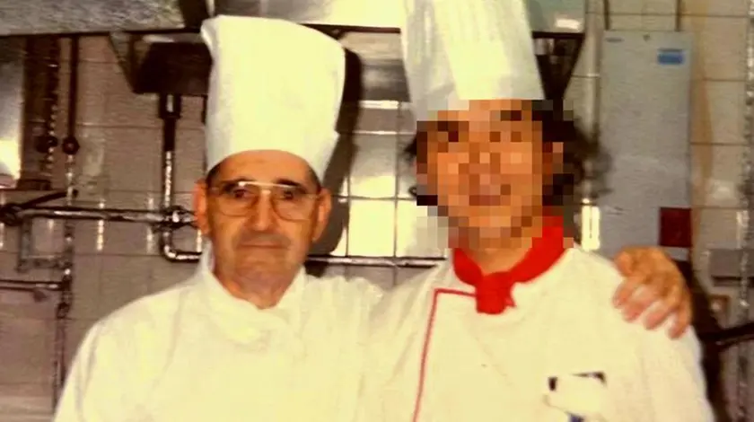 A sinistra lo chef Alfonso Diana, al lavoro in cucina