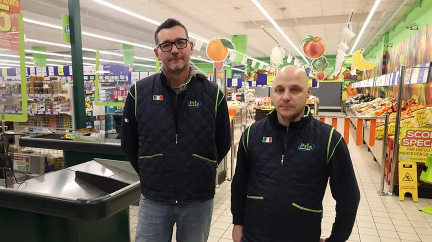 Il direttore del Prix di via Castellana, Teodoro Palazzo, con un collega al supermercato