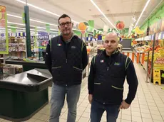 Il direttore del Prix di via Castellana, Teodoro Palazzo, con un collega al supermercato