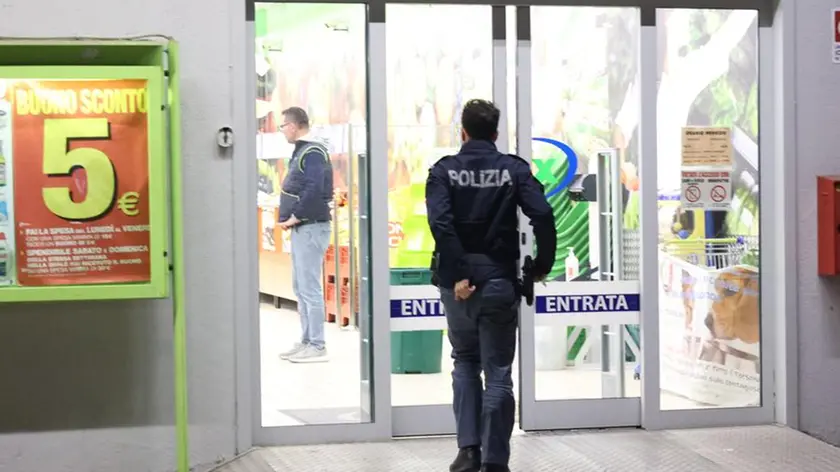 La polizia sul luogo della rapina al Prix di via Castellana a Treviso