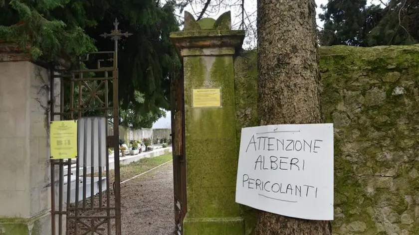 Il cartello all'ingresso del camposanto di San Lorenzo