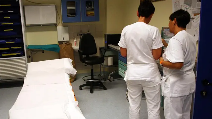 Infermieri al lavoro in un reparto ospedaliero