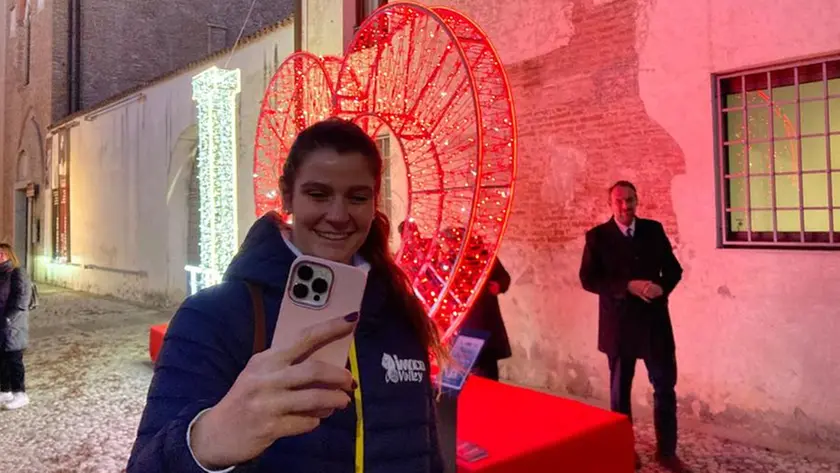 Cristina Chirichella, stella dell’Imoco, si fa un selfie con il cuore a Santa Caterina