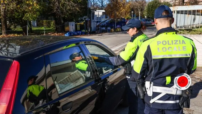 Un controllo della polizia locale