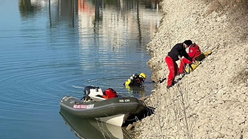 I sommozzatori si sono immersi nelle acque del lago