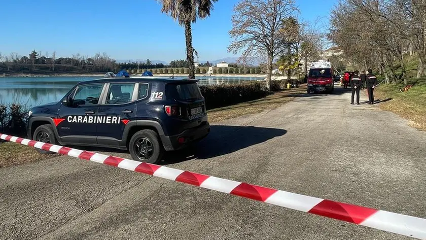 I carabinieri e i vigili del fuoco al lago Le Bandie (Fotofilm)