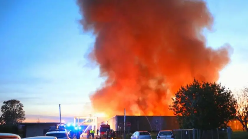 L’impressionante nube di fumo che si alzò dal polo logistico della Debby Line