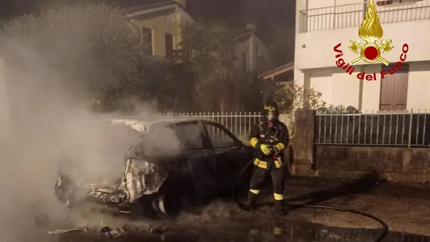 La Porsche Cayenne andata in fiamme a Musano di Trevignano