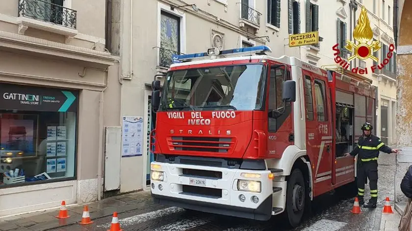 In fiamme una centralina dell'Enel in centro storico: evacuata una palazzina dietro piazza dei Signori a Treviso