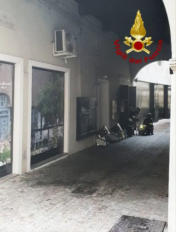 Vigili del fuoco sotto il Portico oscuro