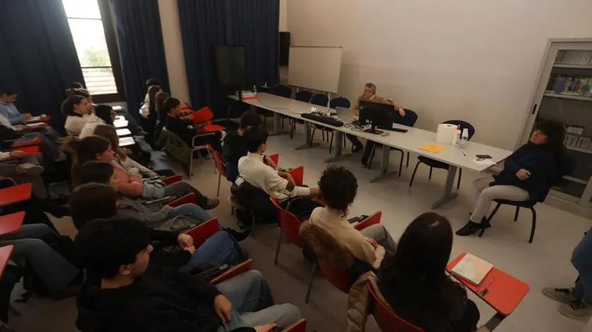 Un momento della lezione tenuta dal vicedirettore di Nem Fabrizio Brancoli agli studenti del Canova