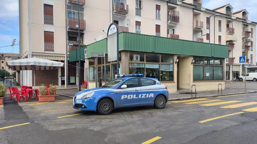 Una volante della Polizia davanti al Bar Rock in via San Liberale