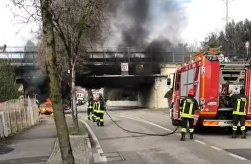 Silea auto in fiamme