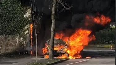 Silea auto in fiamme
