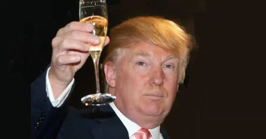 Il presidente Trump alza un calice di vino