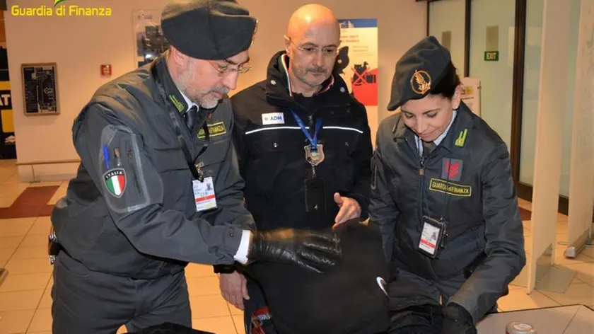 Fermata all’aeroporto di Treviso da funzionari doganali e Fiamme Gialle con 88 mila euro non dichiarati