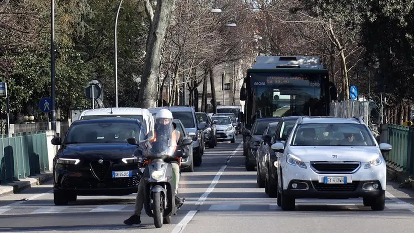 Un bus in coda lungo il Put