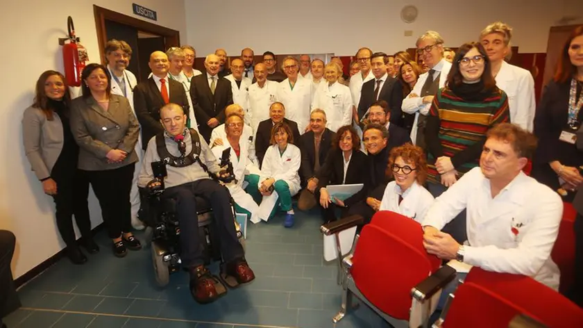 La foto di gruppo tra testimonial e medici