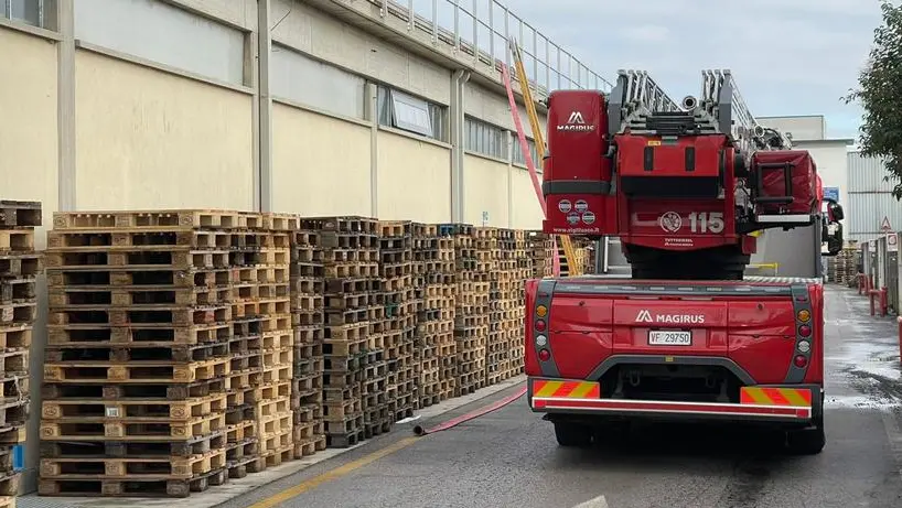 I vigili del fuoco alla Veneta Cucine (foto Enrico Colussi/Fotofilm)