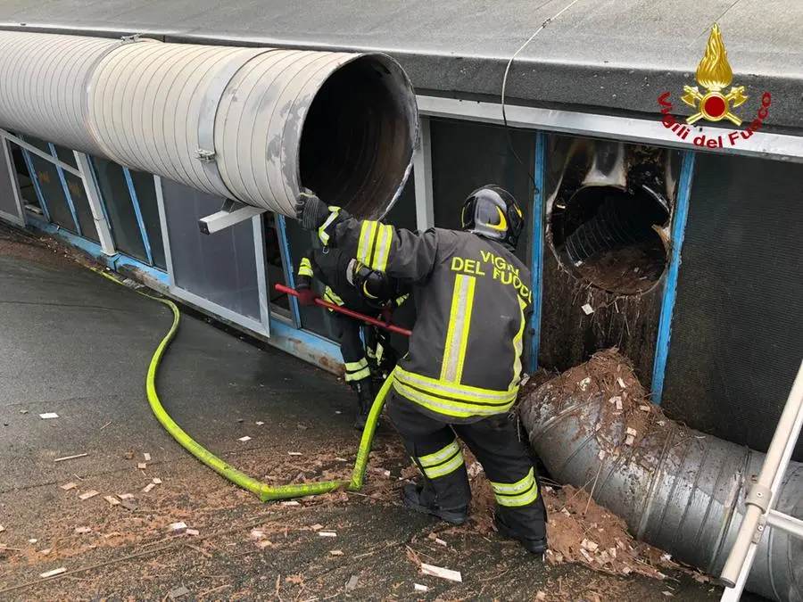 I vigili del fuoco durante l'intervento alla Veneta Cucine di Roncade per domare il principio d'incendio divampato dal tubo di un impianto di aspirazione delle polveri
