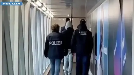 L'arrivo a Fiumicino di Joel Luciano Lorenzo, latitante estradato da Santo Domingo indagato per l'omicidio di Margherita Ceschin